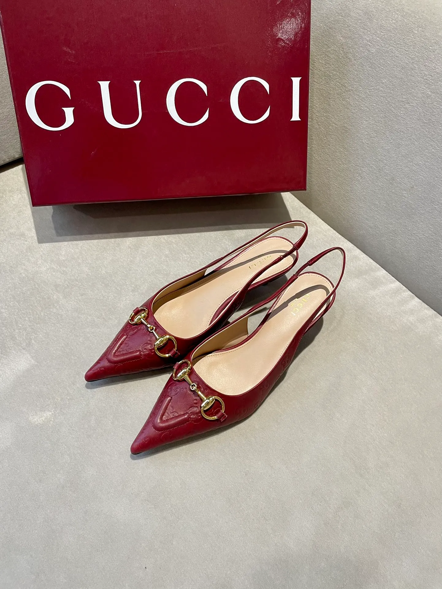 👟👟Ex-factory price 580👟👟 2024 G family’s new GUcc𝐢 horsebit pump sandals with pointed toes, elastic straps and kitten heels complement each other to create a comfortable and fitting design, and the back-lace pumps are the essence of design. Hot-drilling process Upper: Imported high-grade G G canvas Lining/foot pads: Full-grain high-grade lambskin Sole: Italian top-grade genuine leather sole Heel height: 10.5cm Fitting size: 35-42 (40/41/42 custom-made, non-refundable)